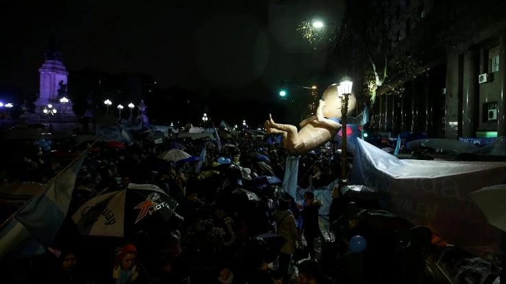 Αργεντινή: Η Γερουσία καταψήφισε το νομοσχέδιο για την αποποινικοποίηση της άμβλωσης